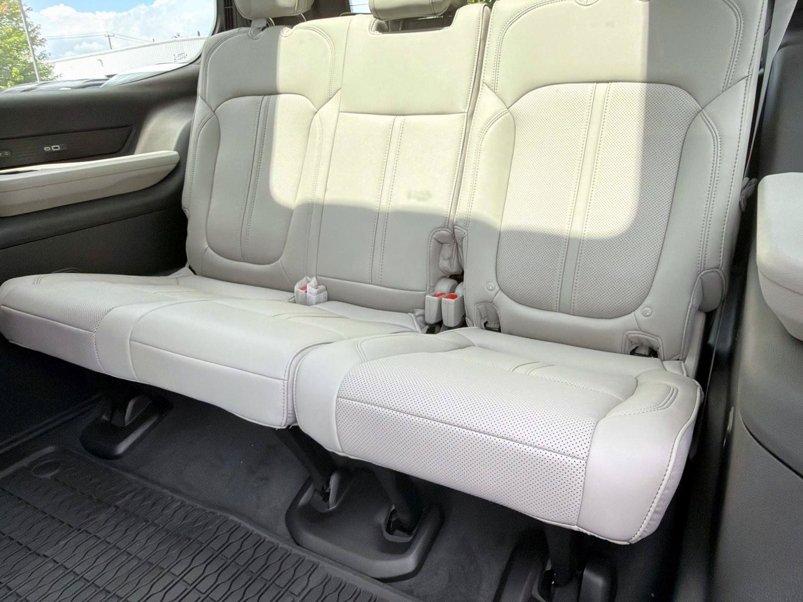 Used 2025 Jeep Wagoneer Series II AWD/4WD image 15
