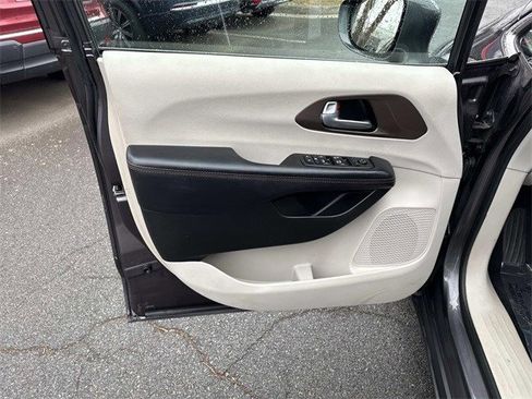 Used 2017 Chrysler Pacifica Touring-L image 13