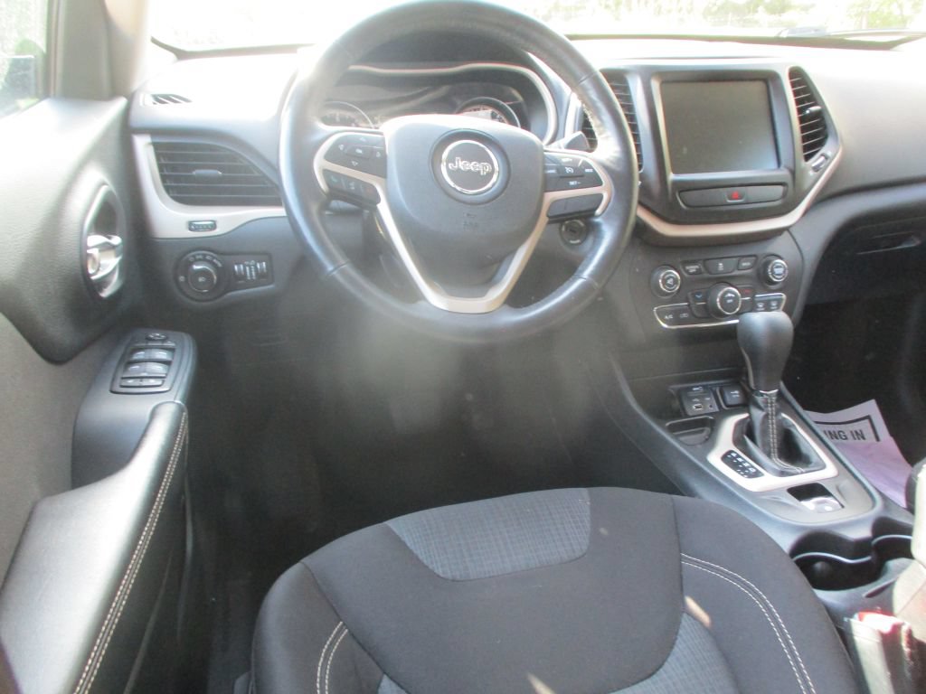 Used 2016 Jeep Cherokee Latitude w/ Cold Weather Group FWD image 8