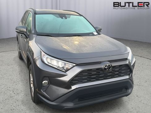 Used 2021 Toyota RAV4 XLE w/ Convenience Package FWD image 3