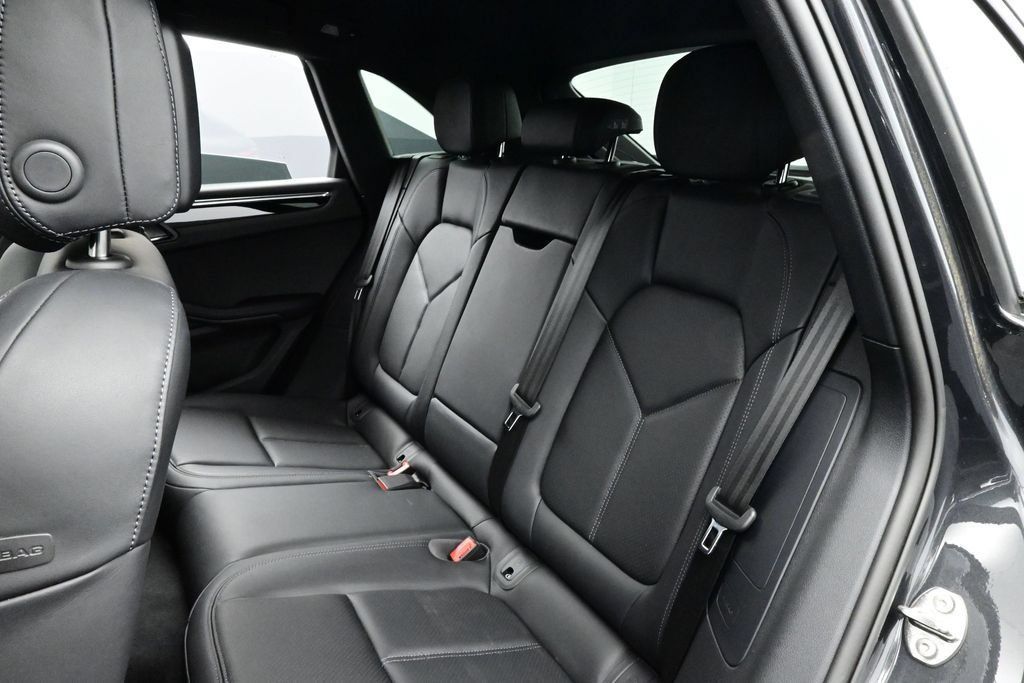 Certified 2025 Porsche Macan AWD/4WD image 14