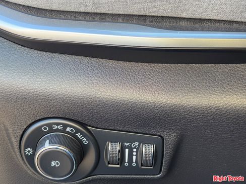 Used 2024 Jeep Compass Latitude image 29