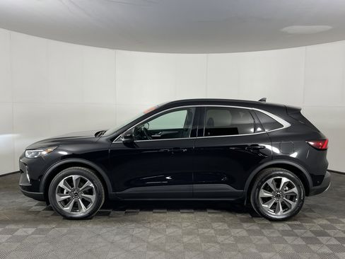 Used 2023 Ford Escape Platinum w/ Premium Technology Package image 3