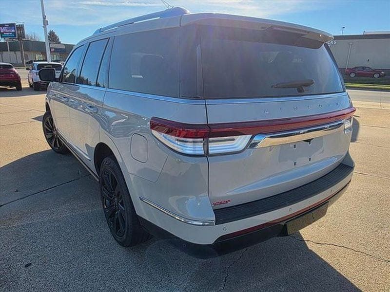 Used 2024 Lincoln Navigator Reserve AWD/4WD image 7