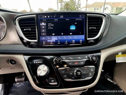 Used 2021 Chrysler Pacifica Touring-L image 14