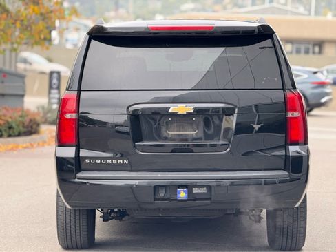 Used 2018 Chevrolet Suburban LT image 3
