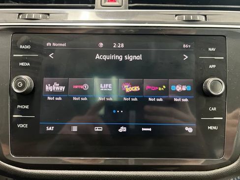 Used 2020 Volkswagen Tiguan SEL AWD/4WD image 29