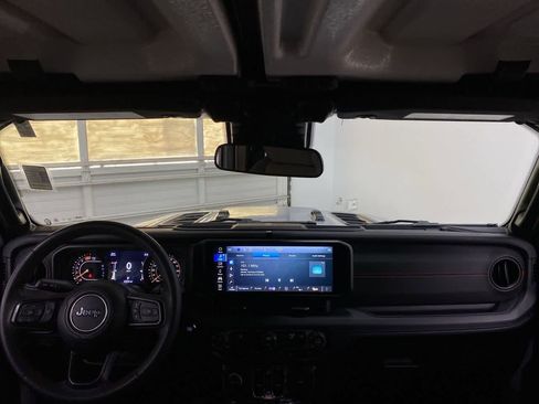 Used 2024 Jeep Wrangler Rubicon image 13