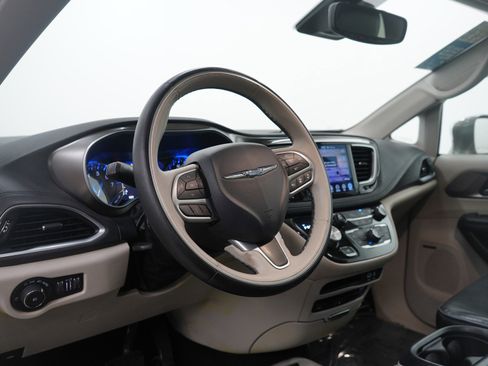 Used 2017 Chrysler Pacifica Limited image 20