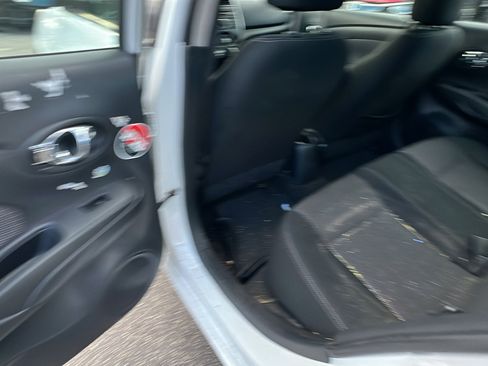 Used 2014 Nissan Versa SV image 23