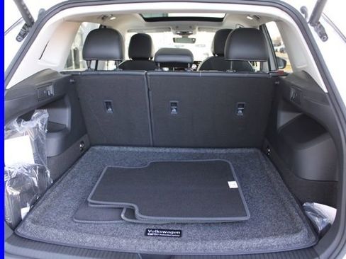 Used 2025 Volkswagen Tiguan SE w/ Panoramic Sunroof Package image 10