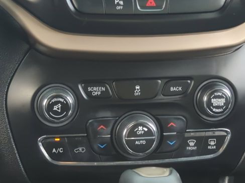 Used 2018 Jeep Cherokee Limited image 12