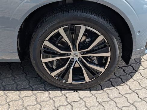 Used 2023 Volvo XC60 B5 Plus image 19