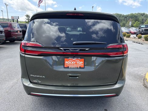 New 2027 Chrysler Pacifica Select FWD image 9