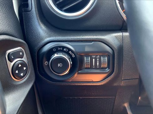 Used 2022 Jeep Wrangler Unlimited Sahara AWD/4WD image 33