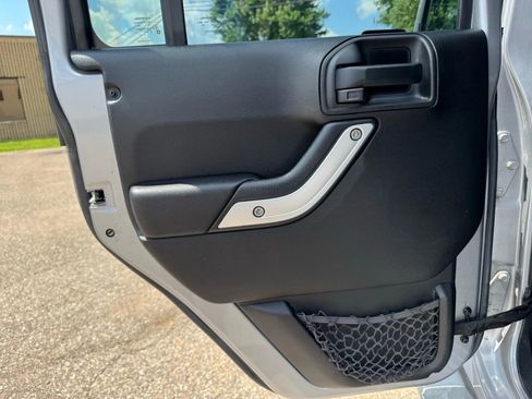 Used 2016 Jeep Wrangler Unlimited Sahara w/ Dual Top Group image 36