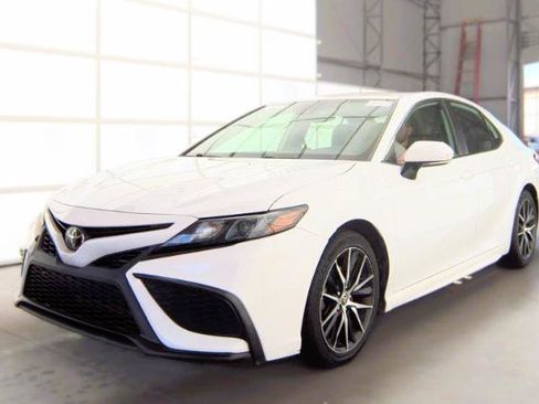 Used 2022 Toyota Camry SE FWD image 5