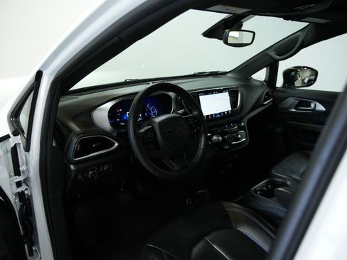 Used 2024 Chrysler Pacifica Limited FWD image 36