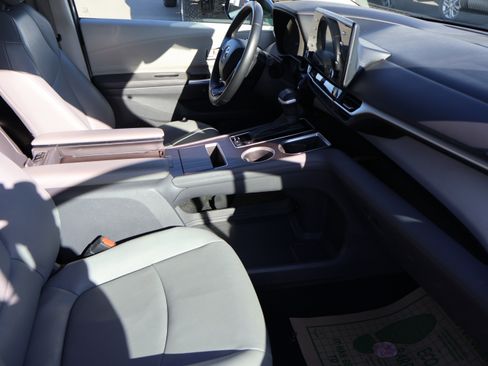 Used 2024 Toyota Sienna XLE image 11