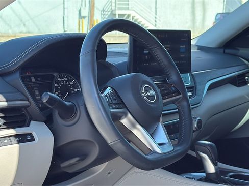 Used 2023 Nissan Altima 2.5 SV w/ SV Premium Package image 12