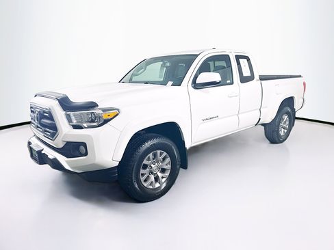 Used 2016 Toyota Tacoma SR5 w/ SR5 Appearance Package (SN) image 3