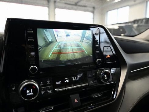 Used 2021 Toyota Highlander XLE image 17