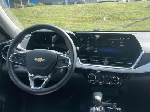 Used 2025 Chevrolet Trax LT w/ LT Convenience Package FWD image 12