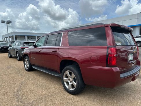 Used 2020 Chevrolet Suburban LT w/ Luxury Package RWD image 10