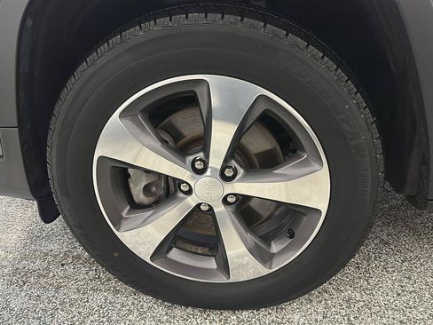 Used 2019 Jeep Cherokee Limited w/ Luxury Group AWD/4WD image 12