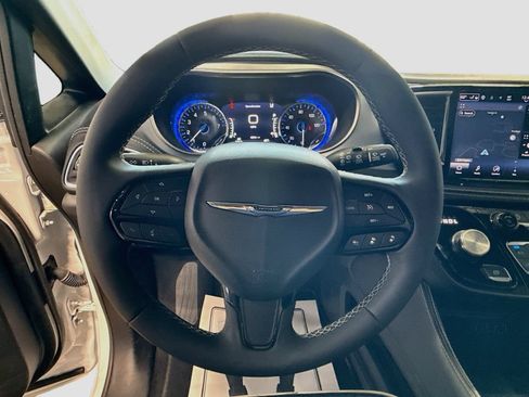 Used 2025 Chrysler Pacifica Limited FWD image 11