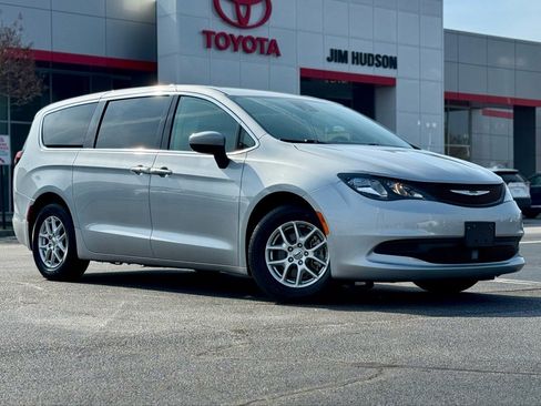 Used 2023 Chrysler Voyager LX image 2