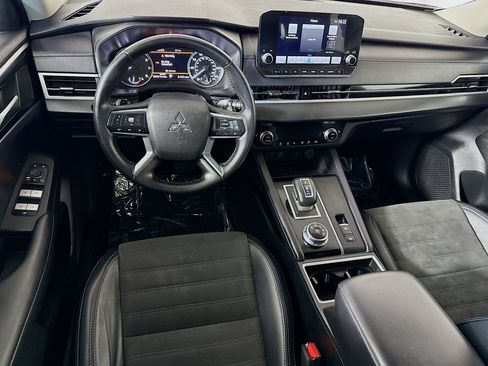 Used 2024 Mitsubishi Outlander SE Black Edition image 17