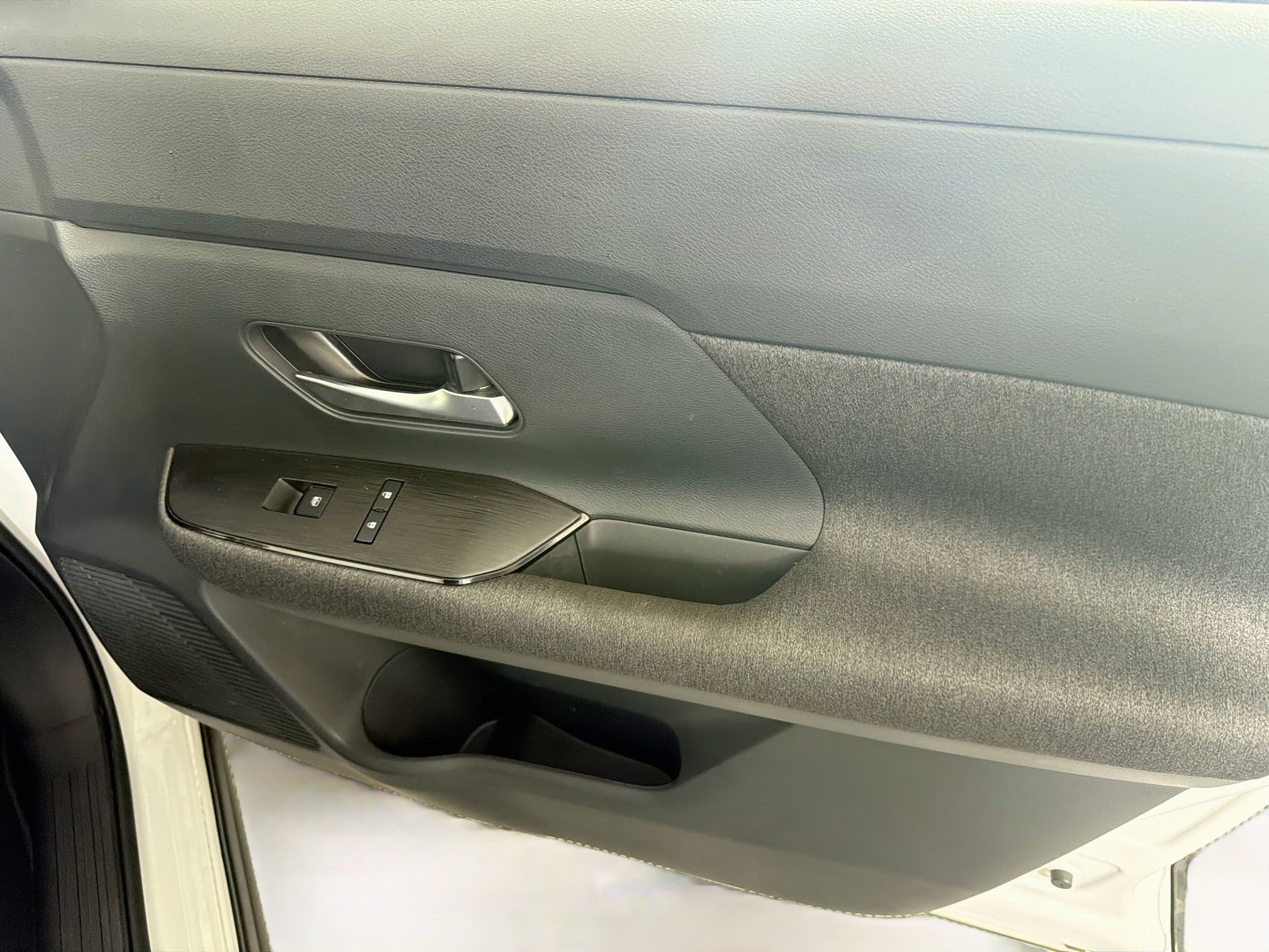 Used 2025 Nissan Kicks SV w/ Charging Package FWD image 29