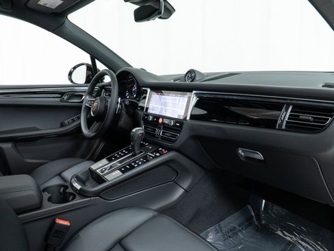 Used 2025 Porsche Macan image 24
