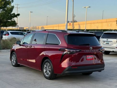 Used 2026 Toyota Sienna XLE FWD image 5