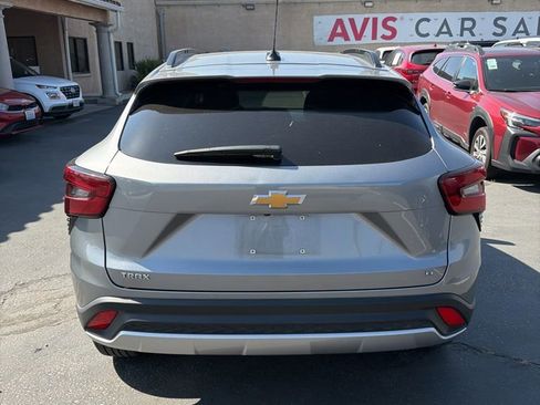 Used 2025 Chevrolet Trax LT w/ LT Convenience Package image 7
