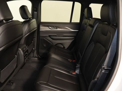 New 2025 Jeep Grand Cherokee Limited image 17