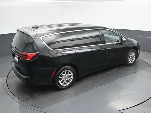 Used 2024 Chrysler Pacifica Touring-L FWD image 30