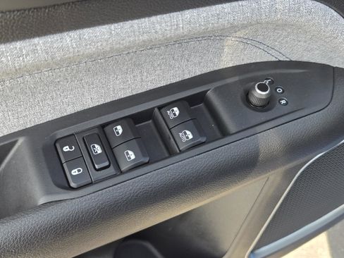 Used 2025 Jeep Compass Latitude image 21