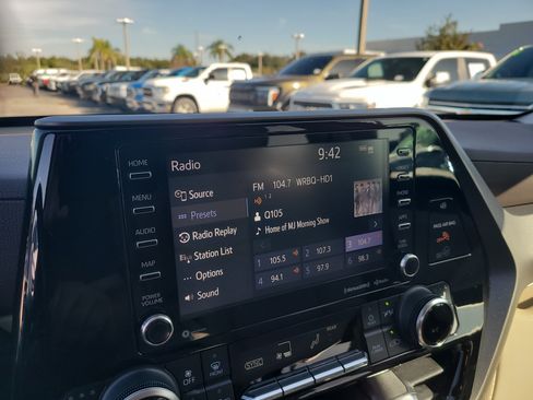 Used 2022 Toyota Highlander XLE FWD image 23