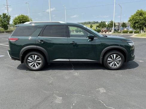 Used 2024 Nissan Pathfinder SL AWD/4WD image 2