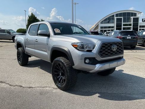 Used 2020 Toyota Tacoma TRD Off-Road w/ Technology Package AWD/4WD image 3