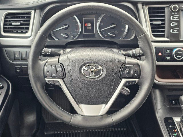 Used 2019 Toyota Highlander XLE AWD/4WD image 28