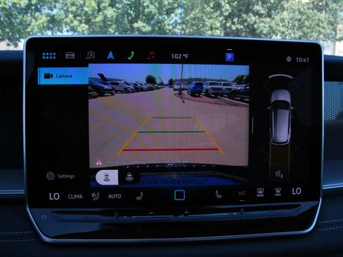 Certified 2025 Volkswagen Tiguan SE FWD image 13