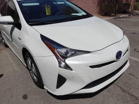 Used 2018 Toyota Prius Two w/ Prius Two Safety Plus Package FWD image 2