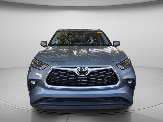 Used 2022 Toyota Highlander XLE FWD image 3