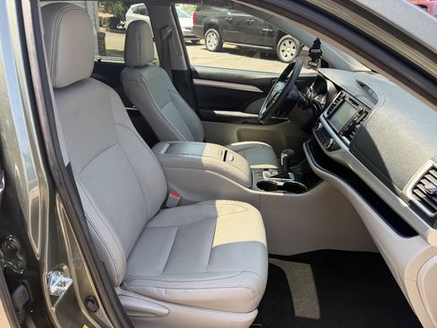 Used 2016 Toyota Highlander XLE AWD/4WD image 26