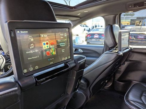 Used 2021 Chrysler Pacifica Limited w/ Uconnect Theater Family Group image 18