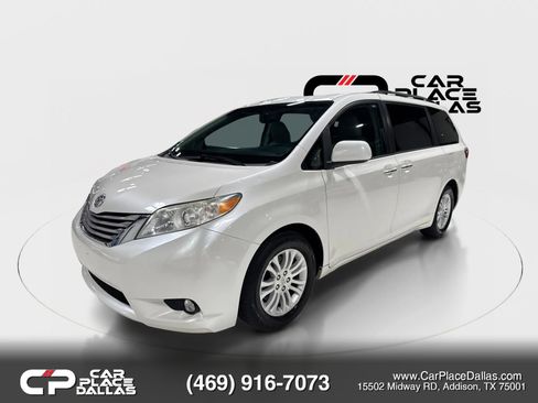 Used 2017 Toyota Sienna XLE w/ XLE Navigation Package FWD image 3