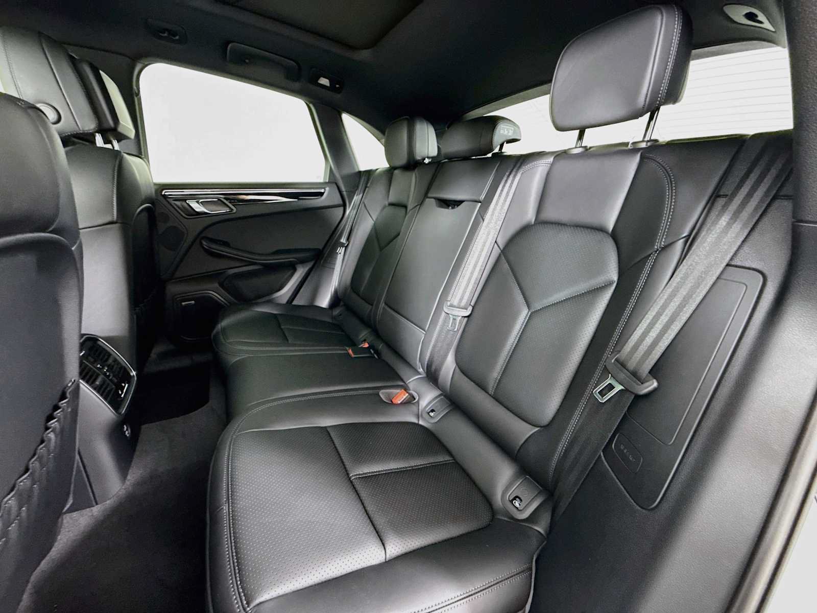 Used 2026 Porsche Macan AWD/4WD image 23